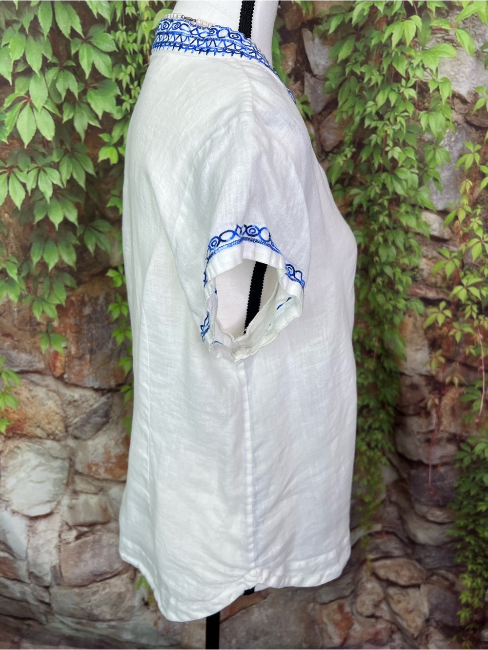 BRITISH INDIA TRAVELER White and Blue Embroidered Linen Short Sleeve Top, M/7 - Picture 11 of 13